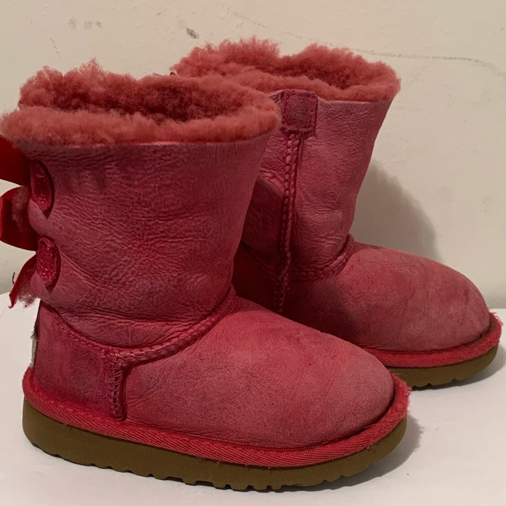 UGG pink bow tie boot size 7 toddler used